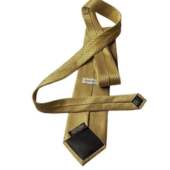 Gold Geoffrey Beene Silk Tie With Geometric Pattern - Picture 7 of 8